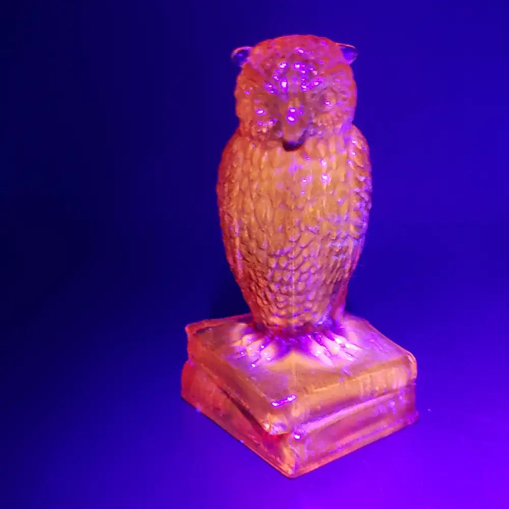 Degenhart Paperweight Wise Owl Uv Reactive Amberina Glass ( Vintage ) Decor