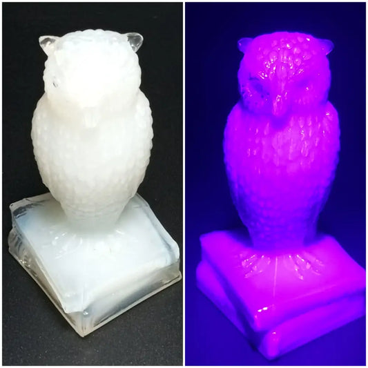 Degenhart Paperweight Wise Owl Uv Reactive White Glass ( Vintage ) Decor